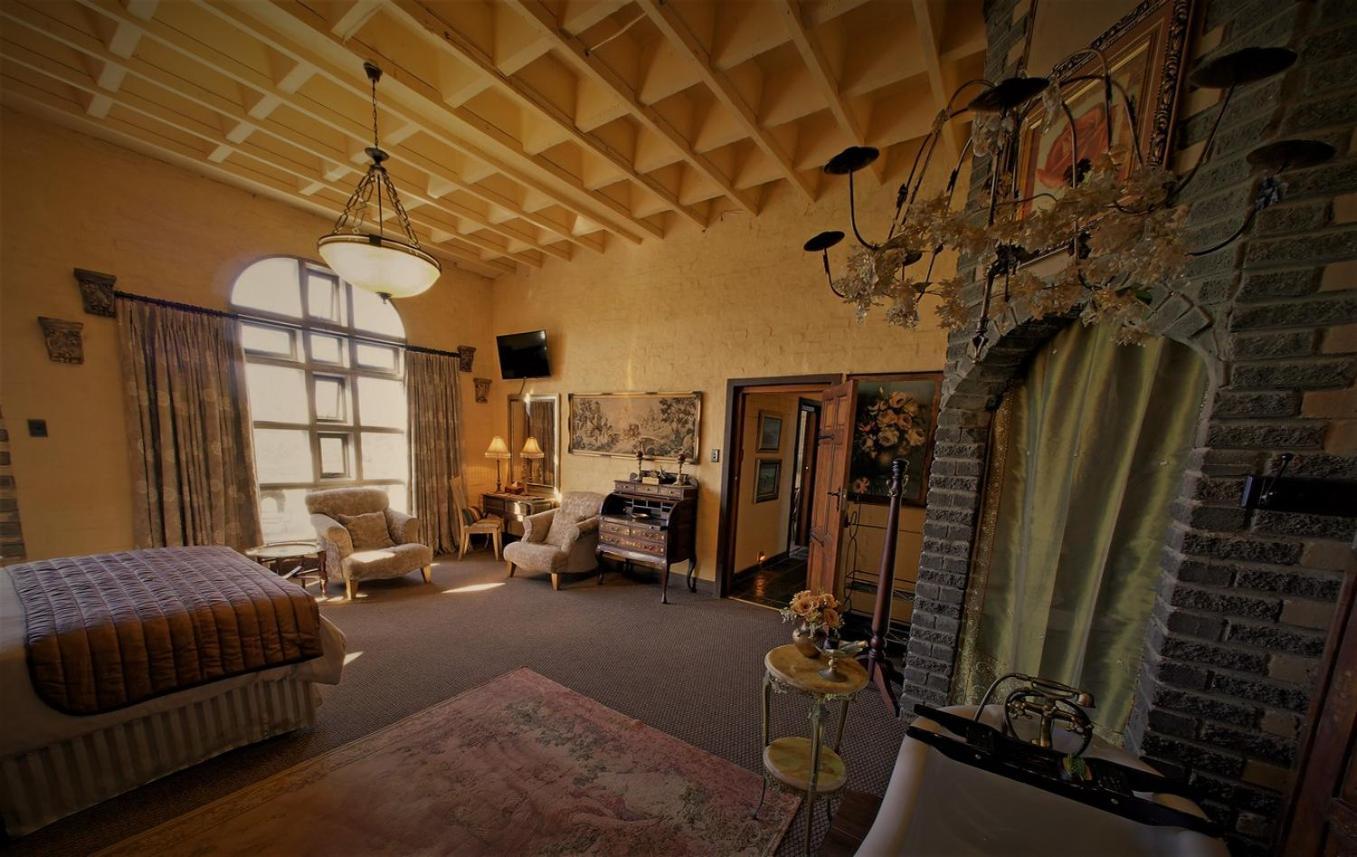 Bygracealone Manor Hotel Outeniekwa ภายนอก รูปภาพ