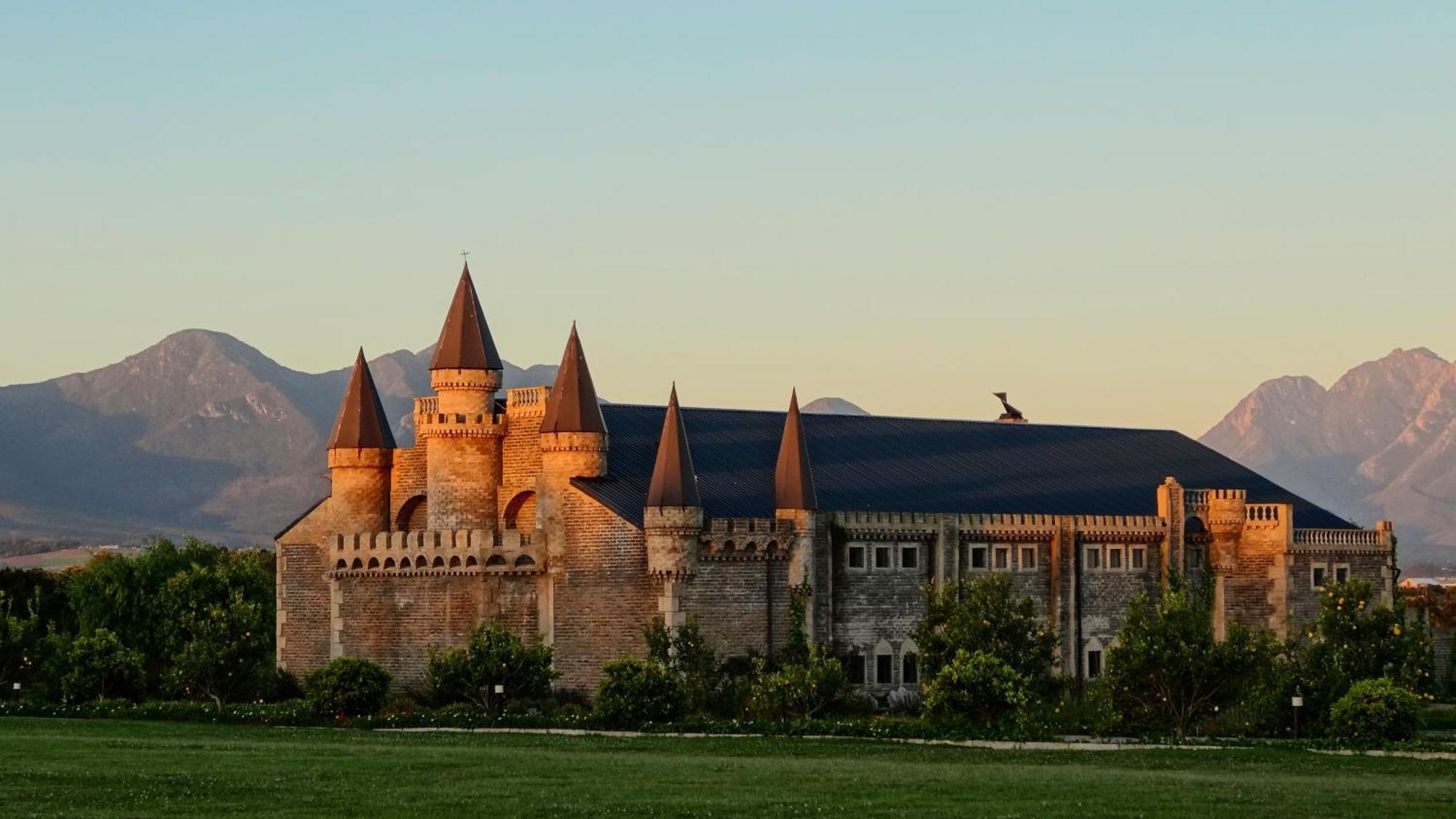 Bygracealone Manor Hotel Outeniekwa ภายนอก รูปภาพ